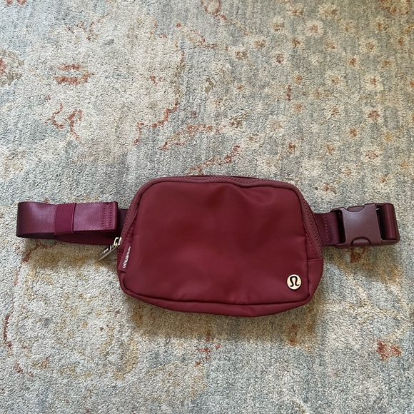 Lululemon Athletica Deep Red Men's Belt Bag - Picture 2 of 2